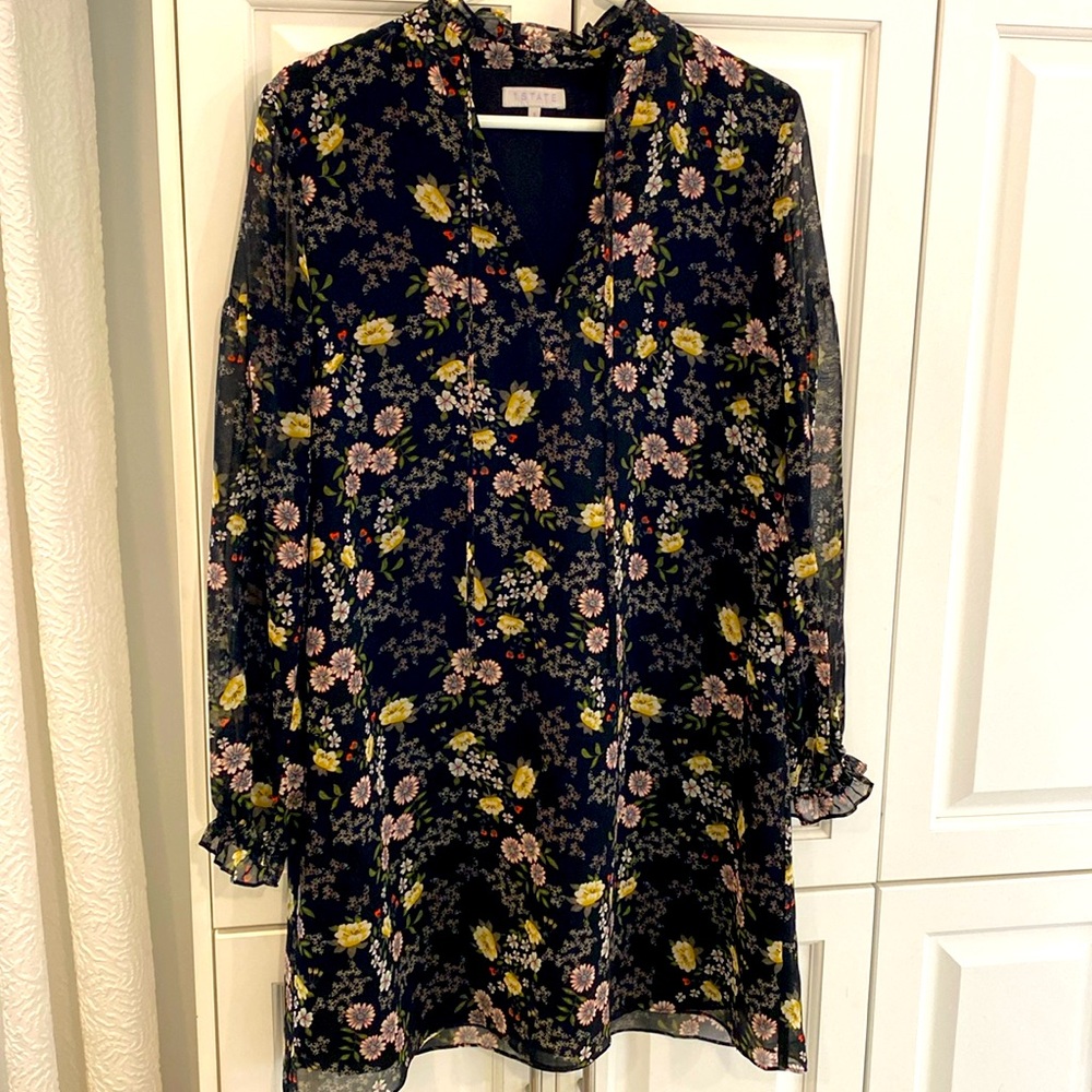 Short dress. Sheer sleeves. Liner for body. Cute flower pattern. Smoke free home